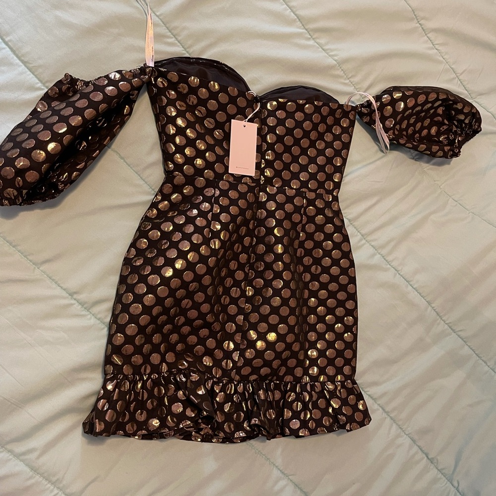 Off the shoulder mini dress gold and black.
